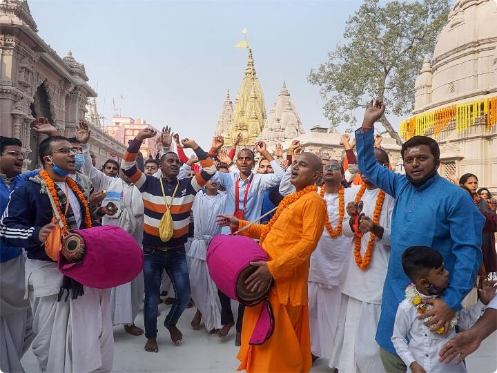 उत्तर प्रदेश में सत्तारूढ़ दल ने कार्यक्रम का सीधा प्रसारण दिखाने के लिए सभी प्रमुख शिव मंदिरों और अपनी सभी मंडल इकाइयों के आश्रमों में एलईडी लगाने की योजना बनाई है. मार्च 2019 में काशी विश्वनाथ गलियारे की आधारशिला रखने के बाद मोदी ने कहा था कि यह परियोजना मंदिरों की ''रक्षा एवं संरक्षण'' और प्राचीन आस्था के साथ आधुनिक तकनीक के संयोजन के लिए एक मॉडल होगी.