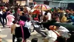 અમદાવાદઃ વરઘોડામાં ડાન્સ કરી રહેલા વરરાજાના મિત્રોને આખલાએ ઉડાવ્યા ને રગદોળી નાંખ્યા, જુઓ વીડિયો