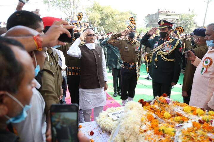मुख्यमंत्री शिवराज सिंह चौहान ने शहीद जितेंद्र वर्मा के परिवार को एक करोड़ रुपये की सम्मान राशि देने का ऐलान किया है.
