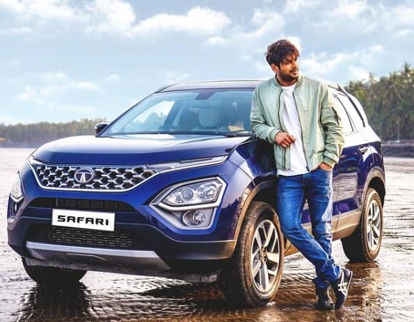 ইন্টেরিয়র ডিজাইন নিয়ে স্নাতক স্তরের পড়াশোনা করেন সিদ্ধার্থ শুক্ল।