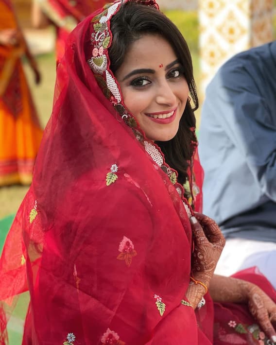 Inside Photos: शादी के कुछ ही दिनों बाद इस एक्ट्रेस को करानी पड़ी गृह शांति की पूजा, मेहंदी लगे हाथों के पूजा करते तस्वीरें वायरल
