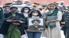 Lt Col Harjinder Singh : লেফটেন্যান্ট কর্নেল হরজিন্দর সিংহ-র শেষকৃত্য মেয়ের, শেষশ্রদ্ধা ৩ বাহিনীর প্রধানের