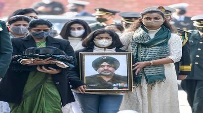 Chopper crash: Lt Col Harjinder Singh cremated in Delhi, last rites performed at the Brar Square crematorium Lt Col Harjinder Singh : লেফটেন্যান্ট কর্নেল হরজিন্দর সিংহ-র শেষকৃত্য মেয়ের, শেষশ্রদ্ধা ৩ বাহিনীর প্রধানের