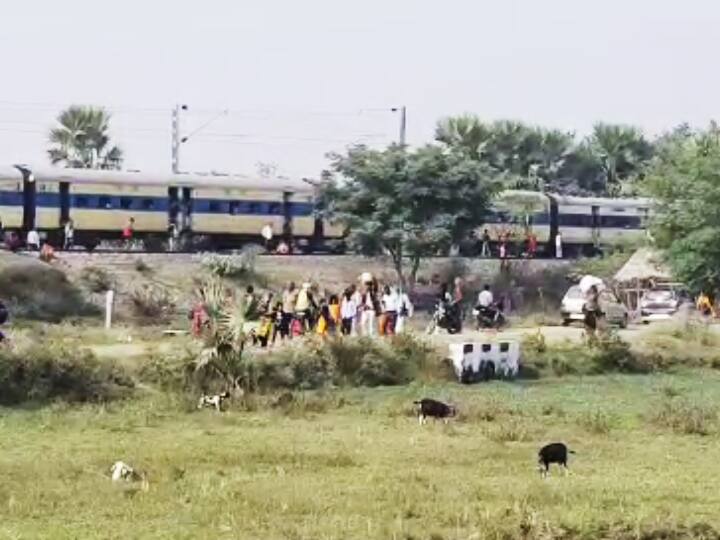 Train Accident: ट्रैक्टर से टकराने के बाद पटरी से उतरी गया-पटना पैसेंजर ट्रेन, बाल-बाल बची यात्रियों की जान Gaya Patna Passenger Train derailed after Collision with tractor, Passengers Safe in this Accident ann Train Accident: ट्रैक्टर से टकराने के बाद पटरी से उतरी गया-पटना पैसेंजर ट्रेन, बाल-बाल बची यात्रियों की जान