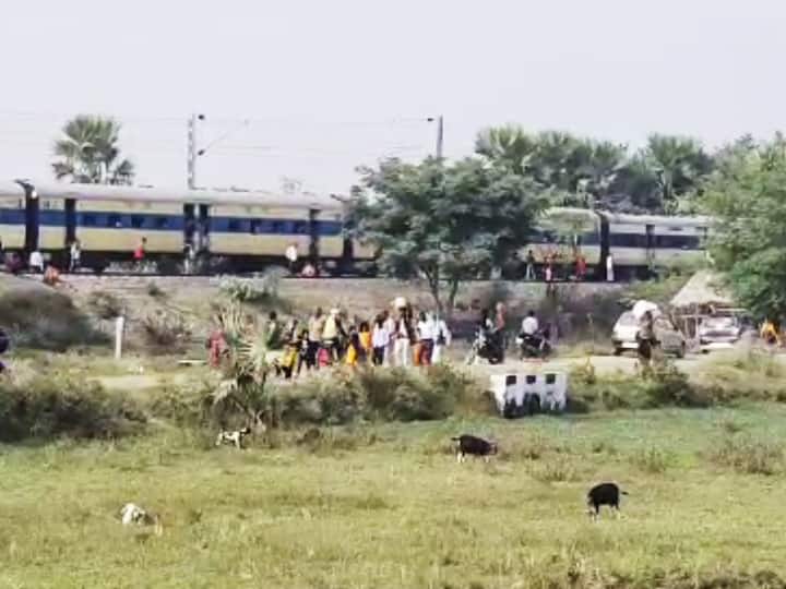 ईंट से लदे ट्रैक्टर से टकराई गया-पटना पैंसेंजर ट्रेन, हादसे के बाद पटरी से उतरा ट्रेन का इंजन, दो यात्री जख्मी, 3 जोड़ी ट्रेनें प्रभावित, ट्रेन चालक ने बचाई हजारों यात्रियों की जान | Deshaj Times ईंट से लदे ट्रैक्टर से टकराई गया-पटना पैंसेंजर ट्रेन, हादसे के बाद पटरी से उतरा ट्रेन का इंजन, दो यात्री जख्मी, 3 जोड़ी ट्रेनें प्रभावित, ट्रेन चालक ने बचाई हजारों यात्रियों की जान