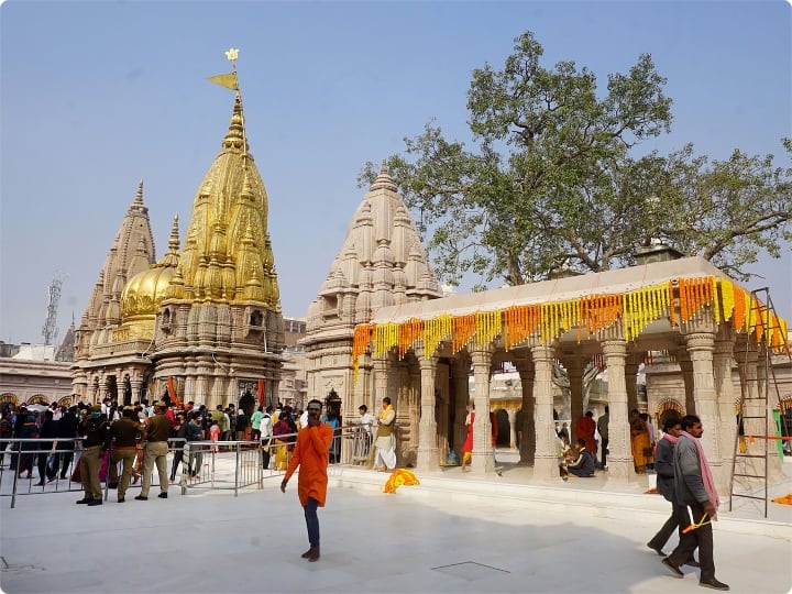 भारतीय जनता पार्टी (भाजपा) के वरिष्ठ नेताओं ने पहले घोषणा की थी कि ''काशी विश्वनाथ धाम'' (काशी विश्वनाथ गलियारा) के उद्घाटन के बाद वाराणसी एक महीने तक सांस्कृतिक कार्यक्रम की मेजबानी करेगा और भाजपा शासित राज्यों के सभी मुख्यमंत्री और उपमुख्यमंत्री इस कार्यक्रम में भाग लेंगे, जिसका देश भर में 51,000 से अधिक स्थानों पर सीधा प्रसारण किया जाएगा.