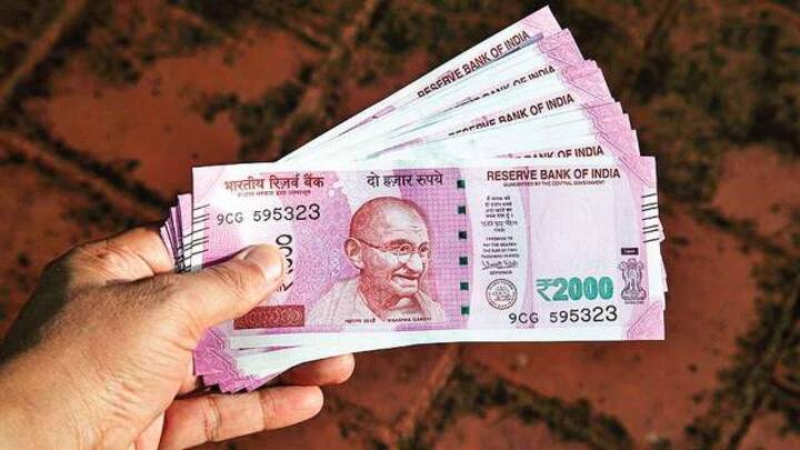 केंद्र सरकार इस स्कीम के तहत किसानों को सालाना 6000 रुपये की आर्थिक सहायता देती है. इस पैसे को सरकार तीन किस्तों के रुप में देती है. यानी आपको 4-4 महीने के अंतर पर 2000 रुपये की राशि मिलती है. ये पैसा सीधे आपके बैंक खाते में ट्रांसफर किया जाता है.
