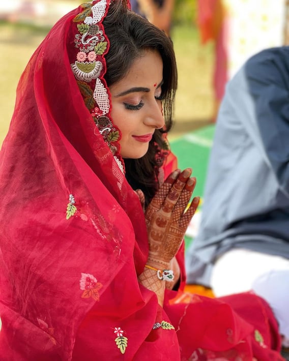 Inside Photos: शादी के कुछ ही दिनों बाद इस एक्ट्रेस को करानी पड़ी गृह शांति की पूजा, मेहंदी लगे हाथों के पूजा करते तस्वीरें वायरल
