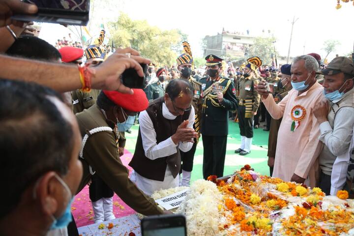 मध्य प्रदेश की मुख्यमंत्री शिवराज सिंह चौहान ने शहीद जितेंद्र वर्मा के पार्थिव शरीर को कंधा भी दिया.