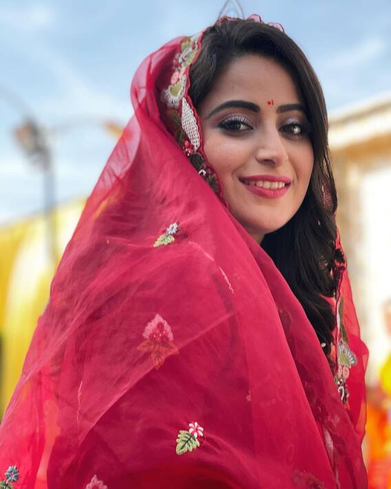 Inside Photos: शादी के कुछ ही दिनों बाद इस एक्ट्रेस को करानी पड़ी गृह शांति की पूजा, मेहंदी लगे हाथों के पूजा करते तस्वीरें वायरल