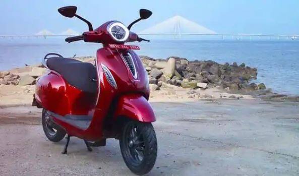 Bajaj Chetak Electric (બજાજ ચેતક ઈલેક્ટ્રિક) બજાજના આ સ્કૂટરને અર્બન વેરિઅન્ટ માટે 1.42 લાખ રૂપિયા અને તેના પ્રીમિયમ વેરિઅન્ટ માટે 1.44 લાખ રૂપિયા ચૂકવવા પડશે. 2.9 kWh બેટરી સાથે, સ્કૂટર ઇકો મોડમાં 95 કિમીની રેન્જ આપે છે. આ સ્કૂટર પાંચ કલાકમાં સંપૂર્ણ ચાર્જ થઈ શકે છે અને કંપનીનો દાવો છે કે તેની લિથિયમ-આયન બેટરીને સાત વર્ષ સુધી ટકી રહે તેવી ડિઝાઇન કરવામાં આવી છે.