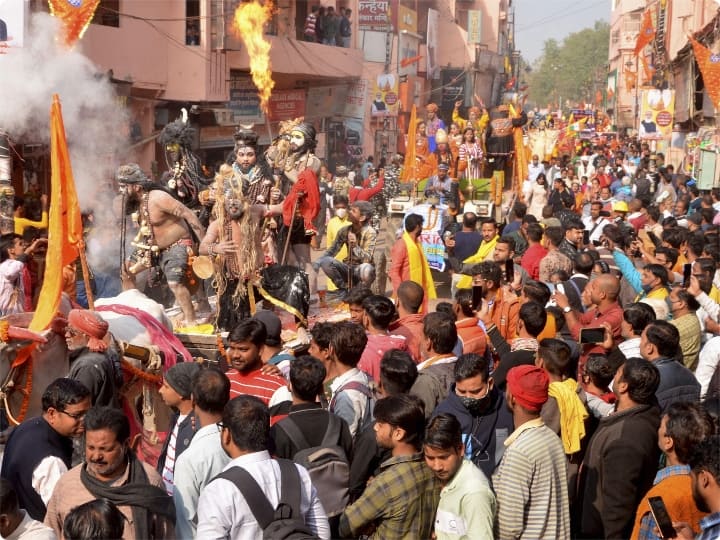 उन्होंने बताया कि अपने प्रवास के दूसरे दिन प्रधानमंत्री देशभर से आये मुख्यमंत्रियों के साथ संवाद करेंगे. उसके बाद प्रधानमंत्री वाराणसी के उमरहा स्थित स्वर्वेद मंदिर के वार्षिकोत्सव कार्यक्रम में भाग लेंगे. यहां प्रधानमंत्री उपस्थित लोगों को संबोधित भी करेंगे. परियोजना को लेकर विभिन्न विशेषज्ञों ने आलोचना भी की थी, क्योंकि गलियारे के लिए बड़ी संख्या में पुरानी इमारतों को ध्वस्त कर दिया गया था. दिसंबर की शुरुआत में परियोजना के वास्तुकार बिमल पटेल ने कहा था कि स्थल को विकसित करते समय मंदिर की मूल संरचना के साथ छेड़छाड़ नहीं की गई, इस क्षेत्र को सुशोभित करने के अलावा, पर्यटक सुविधाओं को बढ़ाया गया है.