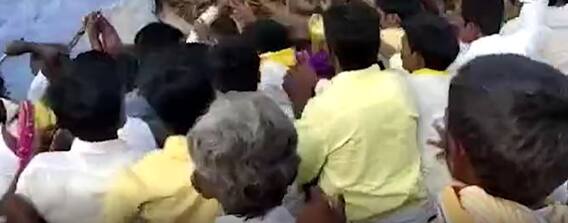 PeddaBompallI : కర్నూలు జిల్లాలో పెద్దబొంపల్లిలో ఇరువర్గాల మధ్య కొట్లాట| ABP Desam