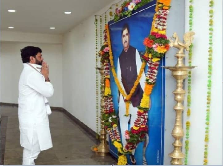 Dhananjay Munde Tribute to Gopinath Munde on his birthday anniversary Gopinath Munde Birth Anniversary : 'काळीज जड होतंय; अप्पा, मी तुमचा शब्द पूर्ण करणार', धनंजय मुंडे भावूक