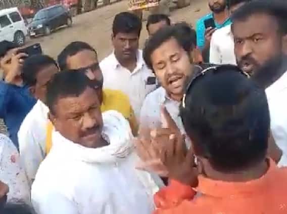 'मकाई'च्या चेअरमनकडून स्वाभिमानी शेतकरी संघटनेच्या पदाधिकाऱ्याला धक्काबुक्की, 'स्वाभिमानी' आक्रमक 'मकाई'च्या चेअरमनकडून स्वाभिमानी शेतकरी संघटनेच्या पदाधिकाऱ्याला धक्काबुक्की, 'स्वाभिमानी' आक्रमक