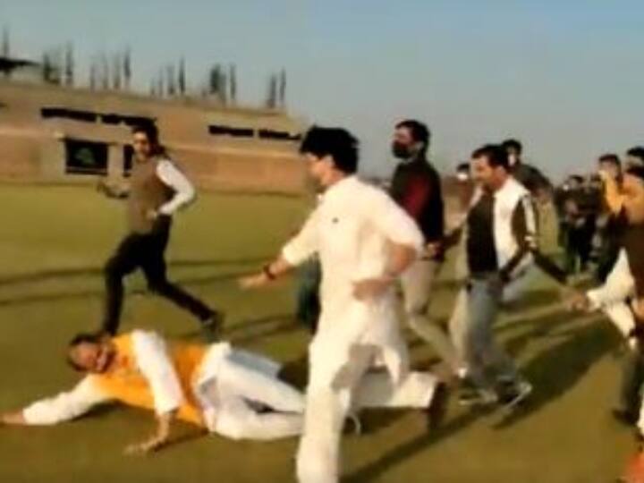 Viral video Jyotiraditya Scindia Gwalior International Cricket Stadium played cricket supporter fell down during race Watch: ज्योतिरादित्य सिंधिया से रेस लगाने के चक्कर में पार्टी कार्यकर्ता का लड़खड़ाया पैर, गिरे धड़ाम
