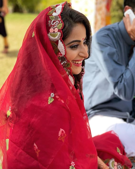 Inside Photos: शादी के कुछ ही दिनों बाद इस एक्ट्रेस को करानी पड़ी गृह शांति की पूजा, मेहंदी लगे हाथों के पूजा करते तस्वीरें वायरल