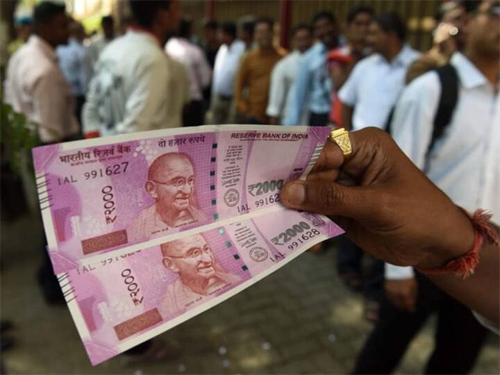 पिछली बार केंद्र सरकार ने दिसंबर-मार्च की किस्त 25 दिसंबर तक किसानों के खाते में ट्रांसफर की थी. इसके अलावा लाभर्थियों के स्टेटस को देखते हुए ऐसा लग रहा है कि अभी आपको अपने 2000 रुपये की किस्त के लिए थोड़ा और इंतजार करना पड़ सकता है.