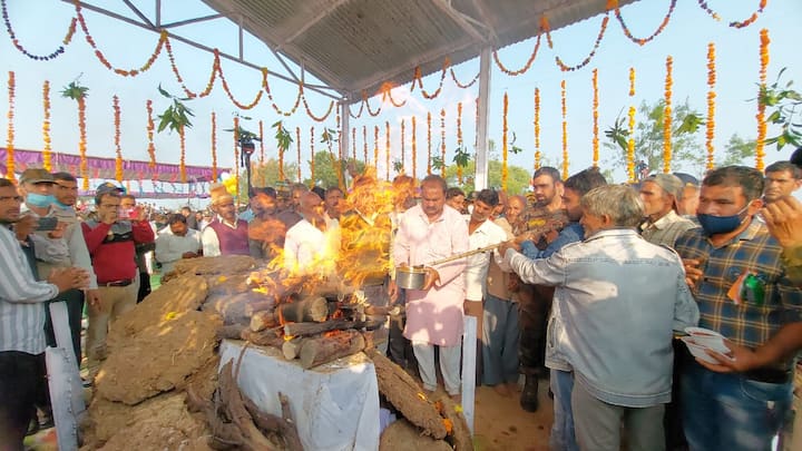धामंदा के नायक जितेंद्र कुमार वर्मा रविवार को पंचतत्व में विलीन हो गए. उनके डेढ़ साल के बेटे चैतन्य और छोटे भाई धर्मेंद्र वर्मा ने मुखाग्नि दी. इस दौरान मौके पर मौजूद सभी लोगों की आंखें नम हो गईं.