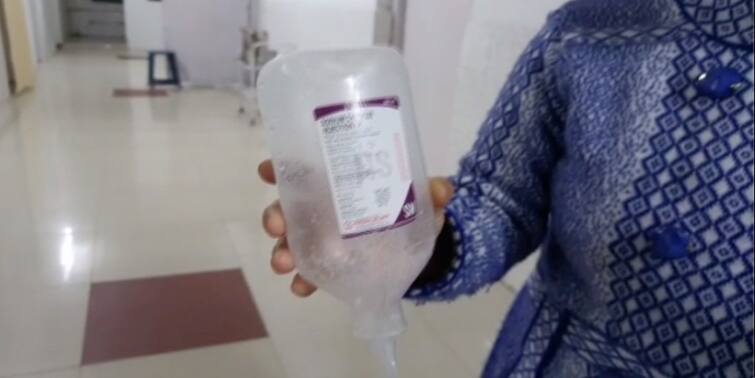 Purulia patients allegedly are given expiry saline in Adra railway hospital Purulia News: আদ্রা রেল হাসপাতালে রোগীদের মেয়াদ উত্তীর্ণ স্যালাইন!উদ্বেগে বিক্ষোভ আত্মীয়দের