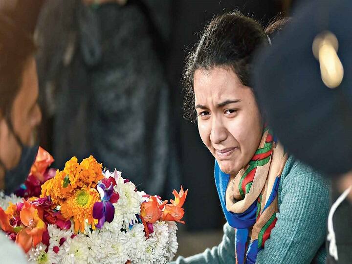 இந்த நேரத்தில் இப்படியா? மறைந்த ராணுவ வீரரின் மகளை ட்விட்டரில் ட்ரோல் செய்யும் நபர்கள்!