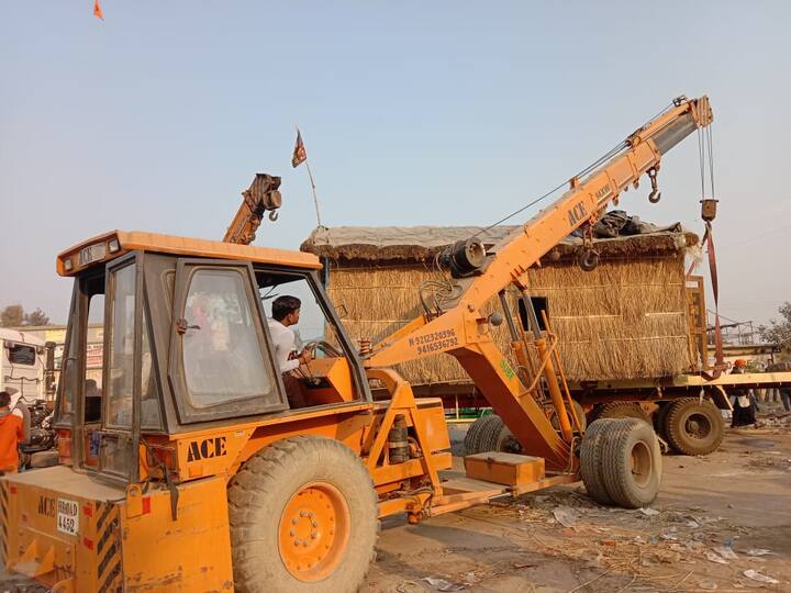 ਇੱਕ ਗੱਲ ਹੋਰ ਸਾਫ ਹੋਈ ਹੈ ਕਿ ਕਿਸਾਨ ਚੰਗੇ ਆਰਕੀਟੈਕਟ ਵੀ ਹਨ। ਕਿਸਾਨ ਨੇ ਸਿੰਘੂ ਬਾਰਡਰ ਤੇ ਬਣਾਈ ਗਈ ਇੱਕ ਝੌਂਪੜੀ/ਕਮਰੇ ਨੂੰ ਬਿਨ੍ਹਾਂ ਢਾਹੇ ਟਰੱਕ ਵਿੱਚ ਲੋਡ ਕਰ ਲਿਆ।