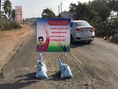 East Godavari: జగనన్న ఉన్నాడు జాగ్రత్త... గుంతల రోడ్డుపై ఫ్లెక్సీ... వైరల్ అవుతున్న వీడియో