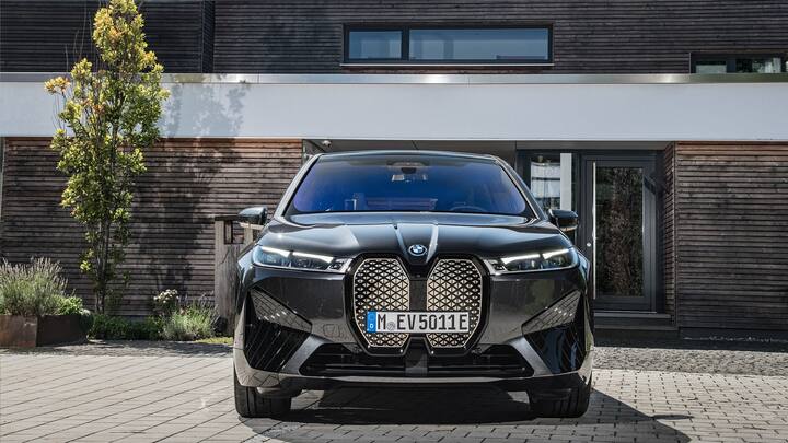 BMW IX xDrive 50 में 105.2 kWh का बैटरी पैक है जबकि xDrive 40 में 71kWh का बैटरी पैक है. ऐसे में उम्मीद की जा रही है यह कार 500 km तक या उससे ज्यादा की ड्राइव रेंज ऑफर कर सकती है.