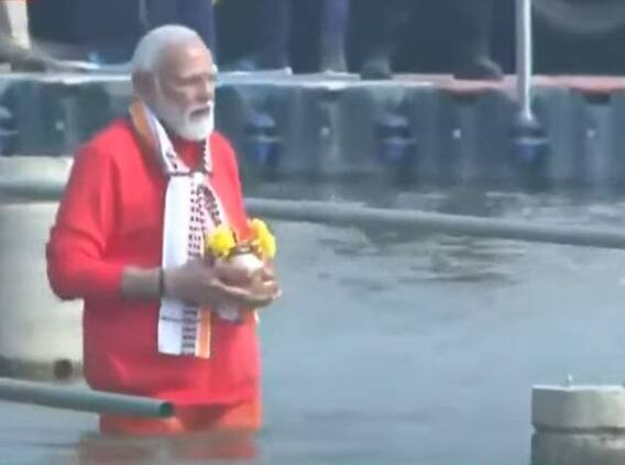 પીએમ મોદીએ ગંગા નદીમાં લગાવી ડૂબકી, જુઓ તસવીરો