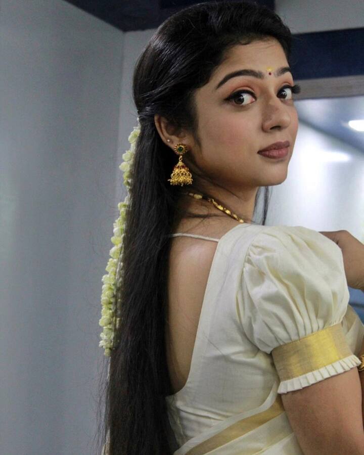 தமிழ், தெலுங்கு, மலையாளம் மற்றும் கன்னடம் ஆகிய நான்கு மொழிகளை சரளமாக பேசும் திறன் கொண்டவர் வர்ஷா