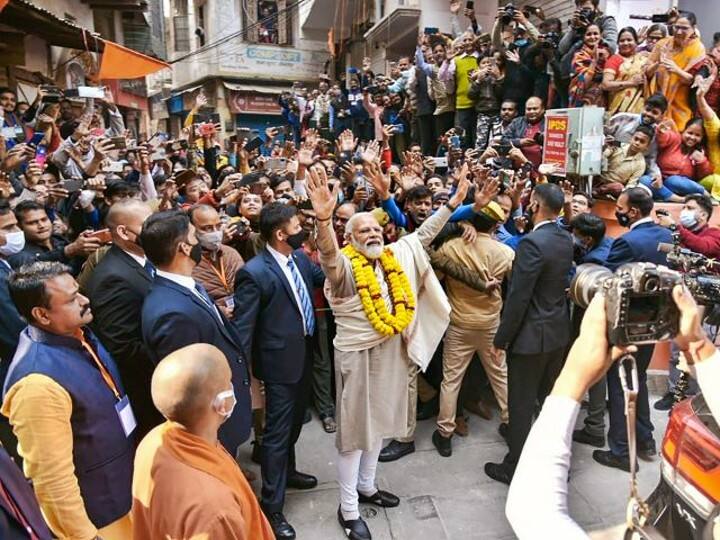 WATCH | PM Modi Accepts Turban From Man As His Convoy Moves Through Lanes Of Varanasi Kashi Vishwanath Corridor: సామాన్యుడికి మోదీ సర్‌ప్రైజ్.. కారు ఆపి బహుమతి తీసుకున్న ప్రధాని