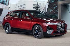 ਇਹ ਬੋਲਡ ਹੈ। BMW ਲਾਲ ਮੈਟਲਿਕ ਫਿਨਿਸ਼ ਅਤੇ ਕਾਪਰ ਲਹਿਜ਼ੇ ਦੇ ਨਾਲ, IX ਆਕਰਸ਼ਕ ਦਿਖਾਈ ਦਿੰਦਾ ਹੈ। ਗੱਲ ਕਰਨ ਦੀ ਸਭ ਤੋਂ ਵੱਡੀ ਗੱਲ ਵੱਡੀ ਗ੍ਰਿਲ ਹੈ ਜੋ ਹੁਣ ਕੈਮਰਾ, ਸੈਂਸਰ ਅਤੇ ਰਡਾਰ ਨੂੰ ਕਵਰ ਕਰਦੀ ਹੈ। ਤੁਸੀਂ ਘੱਟ ਲਾਈਨਾਂ ਵਾਲਾ ਇੱਕ ਬਹੁਤ ਹੀ ਸਧਾਰਨ ਡਿਜ਼ਾਈਨ ਦੇਖੋਗੇ। ਫਲੱਸ਼ ਡੋਰ ਹੈਂਡਲ, ਪਤਲੇ LED ਹੈੱਡਲੈਂਪਸ ਅਤੇ ਟੇਲ-ਲੈਂਪਸ ਨਾਲ ਹੀ ਫਰੇਮ ਰਹਿਤ ਦਰਵਾਜ਼ੇ ਹਨ, ਜਦੋਂ ਕਿ BMW ਲੋਗੋ ਵਿੰਡਸਕ੍ਰੀਨ ਲਈ ਵਾਸ਼ਰ ਤਰਲ ਲਈ ਥਾਂ ਵਜੋਂ ਵੀ ਕੰਮ ਕਰਦਾ ਹੈ।