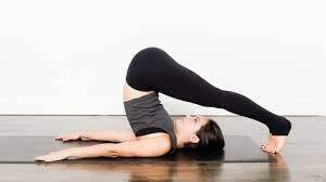 ਹਲਾਸਨਾ— ਹਲਾਸਨਾ ਨੂੰ ਥੋੜ੍ਹਾ ਔਖਾ ਆਸਣ ਕਿਹਾ ਜਾਂਦਾ ਹੈ। ਅਜਿਹਾ ਕਰਨ ਲਈ, ਸਭ ਤੋਂ ਪਹਿਲਾਂ ਆਪਣੀ ਪਿੱਠ 'ਤੇ ਲੇਟ ਜਾਓ ਅਤੇ ਲੱਤਾਂ ਨੂੰ 90 ਡਿਗਰੀ 'ਤੇ ਲੈ ਜਾਓ। ਇਸ ਤੋਂ ਬਾਅਦ ਪੈਰਾਂ ਨੂੰ ਪਿੱਛੇ ਵੱਲ ਲੈ ਜਾਓ। ਧਿਆਨ ਰੱਖੋ ਕਿ ਸਰੀਰ ਦਾ ਸੰਤੁਲਨ ਵਿਗੜ ਨਾ ਜਾਵੇ। ਇਸ ਤੋਂ ਬਾਅਦ ਪੈਰਾਂ ਦੀਆਂ ਉਂਗਲਾਂ ਨੂੰ ਪਿੱਛੇ ਵੱਲ ਲੈ ਜਾਓ। ਇਸ ਦੌਰਾਨ ਆਮ ਤੌਰ 'ਤੇ ਸਾਹ ਲਓ। ਇਸ ਦਾ ਅਭਿਆਸ 5 ਤੋਂ 7 ਮਿੰਟ ਤੱਕ ਕਰੋ।