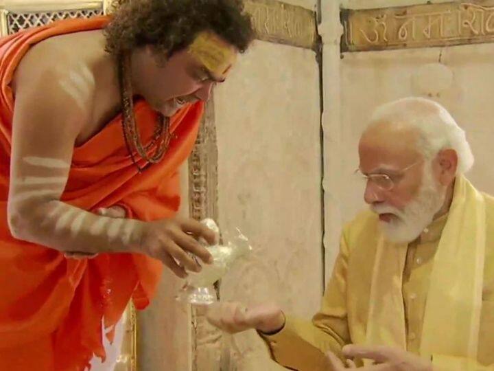 आज पीएम मोदी काशी विश्वनाथ कॉरिडोर का लोकार्पण करने उत्तर प्रदेश की नगरी और अपने संसदीय क्षेत्र बनारस (Varanasi) पहुंचें हैं. उन्होंने लोकार्पण से पहले यहां काल भैरव मंदिर मे करीब दोपहर 12 बजे और श्री काशी विश्वनाथ मंदिर में करीब दोपहर 1 बजे पूजा अर्चना की.