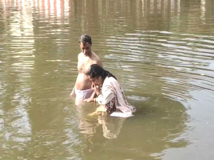 பிரதமர் மோடி நீண்ட ஆயுளுடன் இருக்க காவிரி துலாக்கட்டத்தில் வானதி சீனிவாசன் நீராடி வழிபாடு