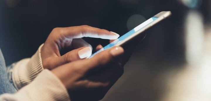 आप SMS के जरिए वर्चुअल आईडी जेनरेट कर सकते हैं. इसके अलावा आधार को लॉक या अनलॉक, बायोमैट्रिक लॉकिंग और अनलॉकिंग जैसी कई सुविधाओं का फायदा ले सकते हैं. इन सभी कामों के लिए आपको अपने रजिस्टर्ड मोबाइल नंबर से 1947 पर SMS करना होगा.