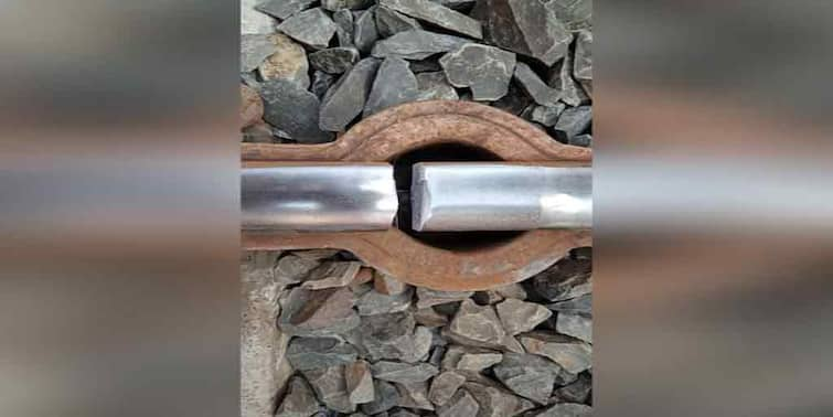 South 24 paragana Canning rail line crack accident halt by college student লাইনে ফাটল, কলেজ পড়ুয়ার উপস্থিত বুদ্ধিতে দুর্ঘটনা থেকে বাঁচল ট্রেন