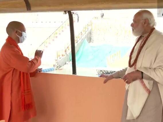 PM Modi in Varanasi: पीएम मोदी ने काशी पहुंचकर गंगा में लगाई डुबकी, देखें तस्वीरें