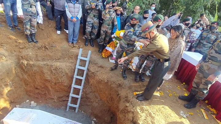 বাবার সমাধিস্থলের পাশে সমাধিস্থ করা হল তাঁকে। সোমবার বন্ধ রাখা হয় তাকদা চা বাগান।