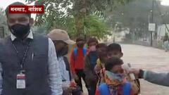 Nashik School Reopen: 'चला उठा पळा, ऑनलाईन सोडून ऑफलाईनकडे वळा' हातात पुष्पगुच्छ देत मुलांचं स्वागत