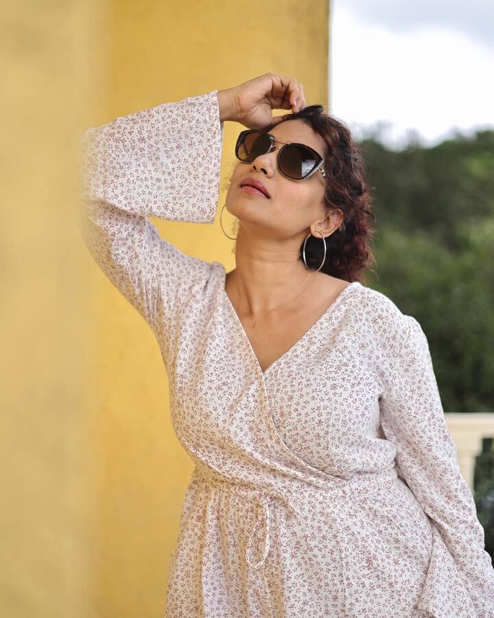 सोशल मीडियावर ती नेहमी तिचे स्टायलिश आणि लेटेस्ट फोटो चाहत्यांसोबत शेअर करत असते.चाहतेही उर्मिलाच्या फोटोवर फिदा होत असतात.(photo:urmilakothare/ig)