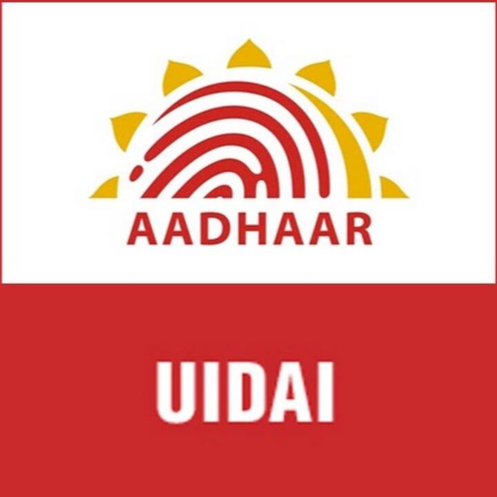 अपने आधार को अनलॉक करने के लिए यूजर्स को सबसे पहले uidai.gov.in पर जाना है और ड्रॉप डाउन मेन्यु में 'आधार सर्विस' के अंदर 'आधार सर्विस ऑन SMS' पर क्लिक करना है.