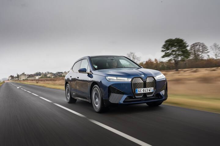 ਇਸ ਦੇ ਨਾਲ ਹੀ 150kW ਦੇ DC ਚਾਰਜਰ ਨਾਲ ਇਸ ਨੂੰ 10 ਮਿੰਟ 'ਚ 100kms ਤੱਕ ਚਾਰਜ ਕੀਤਾ ਜਾ ਸਕਦਾ ਹੈ। ਇੱਕ ਸਟੈਂਡਰਡ AC ਚਾਰਜਰ ਨੂੰ ਪੂਰੀ ਤਰ੍ਹਾਂ ਚਾਰਜ ਹੋਣ ਵਿੱਚ 7.5 ਘੰਟੇ ਲੱਗਣਗੇ। ਕਾਰ ਦੀ ਖਰੀਦ 'ਤੇ ਵਾਲਬਾਕਸ ਚਾਰਜਰ ਉਪਲਬਧ ਹੋਣਗੇ ਜਦਕਿ BMW ਡੀਲਰਸ਼ਿਪ 'ਤੇ ਵੀ ਫਾਸਟ ਚਾਰਜਰ ਹੋਣਗੇ।