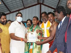 30 நிமிடத்தில் 1082 முறை கரலாக்கட்டை சுற்றி உலக சாதனை: த்ரிஷா வெற்றி
