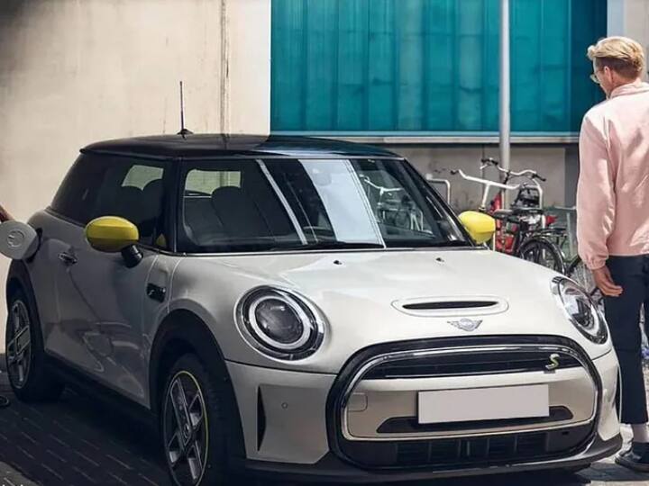 Audi और Mercedes Benz जैसी कंपनियों की इलेक्ट्रिक कारों से इसका बाजार में मुकाबला होना है. यह कंपनियां पहले से भारतीय बाजार में इलेक्ट्रिक वाहन बेच रही हैं और BMW भारतीय इलेक्ट्रिक बाजार में अब एंट्री कर रही है.