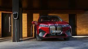 ਅੰਦਰ, ਇਹ ਕਿਸੇ ਵੀ BMW ਤੋਂ ਉਲਟ ਹੈ, ਇਸ ਦਾ ਅੰਦਰੂਨੀ ਹਿੱਸੇ ਸ਼ਾਨਦਾਰ ਹੈ। ਇਹ ਹਰ ਤਰੀਕੇ ਨਾਲ ਵੱਖਰਾ ਹੈ ਅਤੇ ਇਸਦਾ X5 ਨਾਲ ਕੋਈ ਲੈਣਾ-ਦੇਣਾ ਨਹੀਂ ਹੈ। ਹੈਕਸਾਗੋਨਲ ਸਟੀਅਰਿੰਗ ਵ੍ਹੀਲ ਬਹੁਤ ਵਧੀਆ ਦਿਖਦਾ ਹੈ ਅਤੇ ਫਲੋਟਿੰਗ ਸੈਂਟਰ ਕੰਸੋਲ ਵੱਡੇ ਡਿਸਪਲੇ ਦੇ ਨਾਲ ਬਿਲਕੁਲ ਵੱਖਰਾ ਹੈ। ਇਹ ਵੀ ਇੱਕ ਵਿਲੱਖਣ ਤੱਥ ਹੈ ਕਿ BMW ਨੇ ਕਿਸੇ ਵੀ ਕੱਚੇ ਮਾਲ ਜਾਂ ਦੁਰਲੱਭ ਧਾਤਾਂ ਦੀ ਵਰਤੋਂ ਨਹੀਂ ਕਰਦਾ। ਅੰਦਰੂਨੀ ਸਿਰਫ ਰੀਸਾਈਕਲ ਜਾਂ ਟਿਕਾਊ ਸਮੱਗਰੀ ਤੋਂ ਬਣਾਇਆ ਗਿਆ ਹੈ।