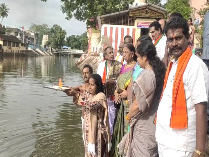 பிரதமர் மோடி நீண்ட ஆயுளுடன் இருக்க காவிரி துலாக்கட்டத்தில் வானதி சீனிவாசன் நீராடி வழிபாடு