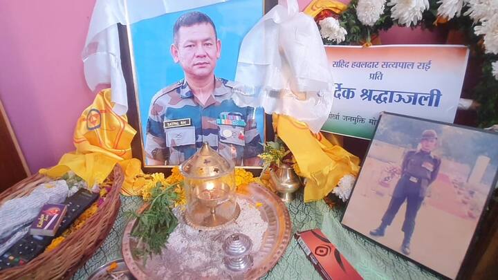 শ্রদ্ধাঞ্জলি জানাতে এসেছিলেন প্রাক্তন মন্ত্রী গৌতম দেব, দার্জিলিং এর সাংসদ রাজু বিস্ত, দার্জিলিং-এর বিধায়ক নীরজ জিম্বা, জিটিএ প্রাক্তন চেয়ারম্যান অনীত থাপা সহ অন্যান্যরা। শ্রদ্ধা জানান সুকনার ত্রিশক্তি কোরের কোর কম্যান্ডার তরুণকুমার আইচ।