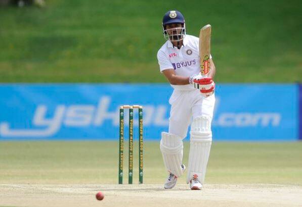 પ્રિયાંક પંચાલ ગુજરાત તરફથી સ્થાનિક ક્રિકેટ રમે છે. 31 વર્ષનો પ્રિયાંક સાઉથ આફ્રિકા ટૂરમાં ગયેલી ભારત-એ ટીમનો કેપ્ટન પણ હતો. પ્રિયાંક અત્યાર સુધીમાં 100 ફર્સ્ટ ક્લાસ મેચ રમી ચુક્યો છે અને 45.52ની સરેરાશથી 7011 રન બનાવ્યા છે. જેમાં 24 સેન્ચુરી અને 25 હાફસેન્ચુરી સામેલ છે.