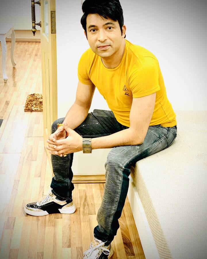 चंदू यानी चंदन प्रभाकर काफी समय से दर्शकों को हंसाते आ रहे हैं. आपको बता दें कि चंदन कॉमेडी शो 'द ग्रेट इंडियन लाफ्टर चैलेंज 3' में फर्स्ट रनर अप रह चुके हैं. चंदन प्रभाकर ने इंडस्ट्री में लंबे समय तक संघर्ष किया. वहीं, इन दिनों चंदन द कपिल शर्मा शो में अपने किरदार के लिए खूब सुर्खियां बटोरते हैं.